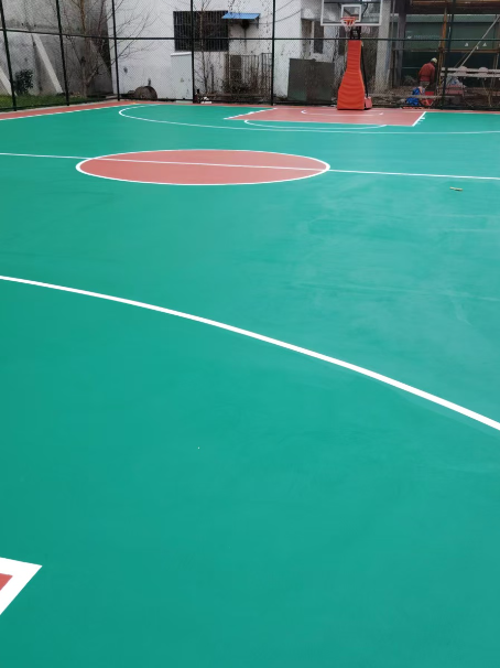 达孜 球场长期使用易出现地面开裂